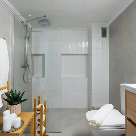 Sunlit Retreat 2-Bed Apartment 雅典 Exterior photo