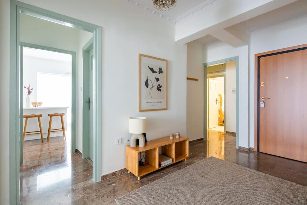 Sunlit Retreat 2-bed Appartement Athènes